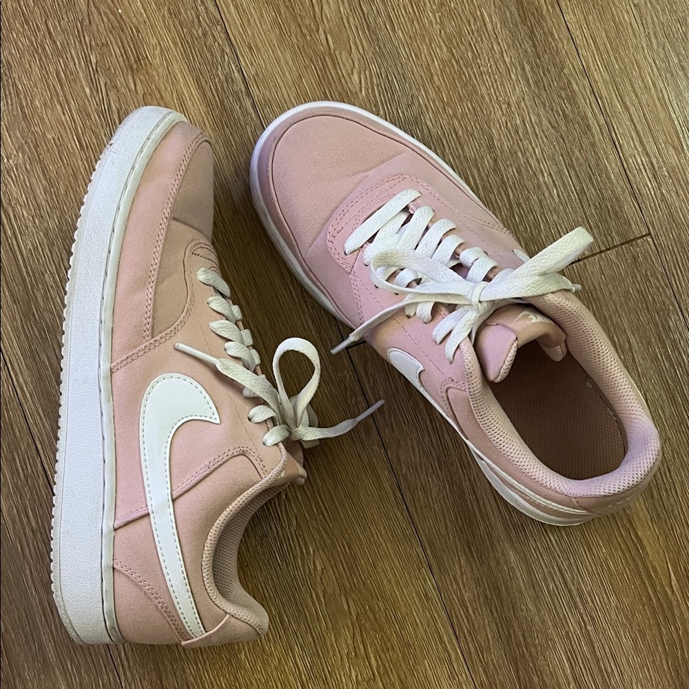 🤍 Nike Pink and White Sneakers 🤍